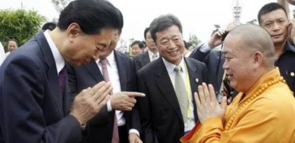 O abade Yongxin, ao lado do então premiê japonês, Yukio Hatoyama, em 2009: acusações de enriquecimento ilícito e críticas sobre o comercialismo das atividades