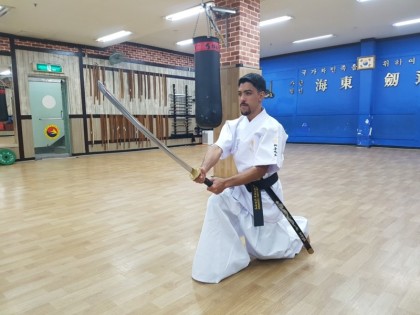 Mestre Douglas se especializa em Espada Coreana Haedong Gumdu - Divulgação