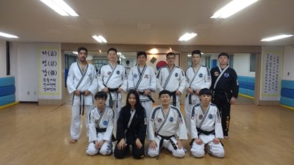 Mestre Douglas treina com a equipe da escola Jin Jung Kwan - Divulgação