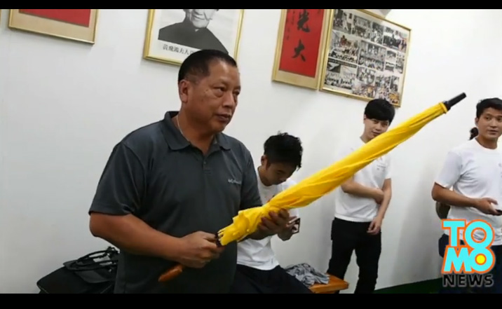 Mestre de kung fu demonstra o guarda-chuva como arma defensiva