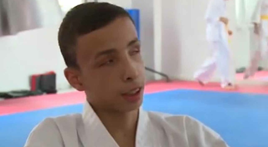 Jovem palestino cego treina para chegar a faixa preta de karate