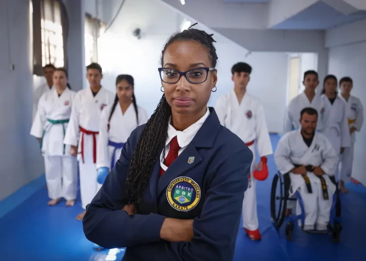 Atleta de Araucária torna-se árbitra internacional de karatê